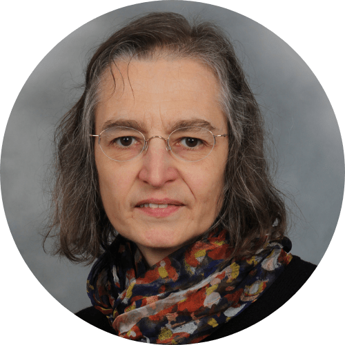 Porträtfoto einer Frau mit langen grauen Haaren, Brille und buntem Schal