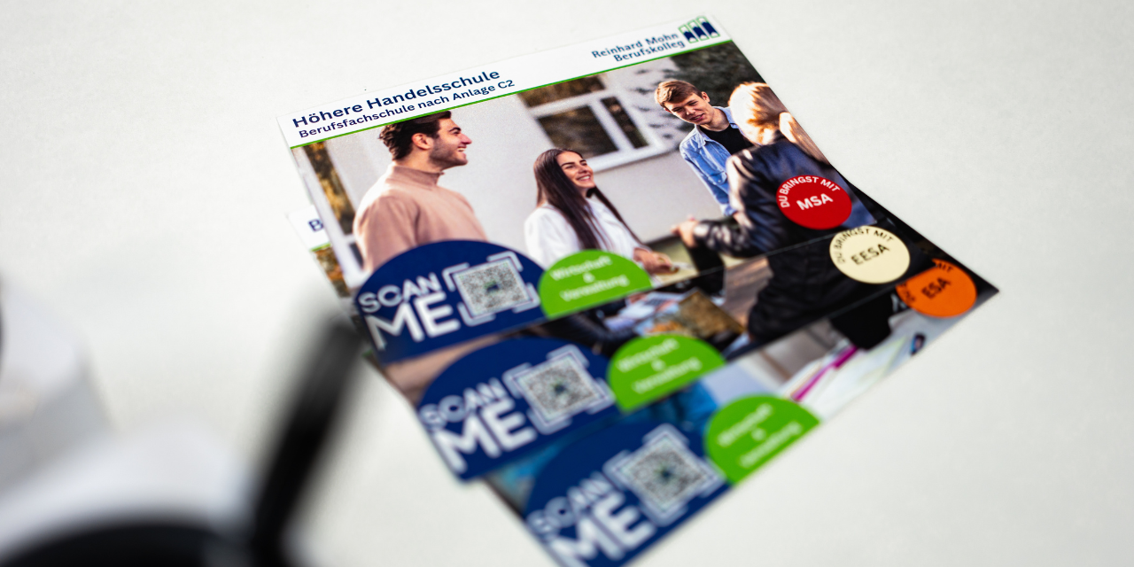 Informationsflyer des Reinhard Mohn Berufskollegs zur Höheren Handelsschule (Berufsfachschule nach Anlage C2) mit QR-Codes und Zugangsvoraussetzungen MSA, EESA und ESA